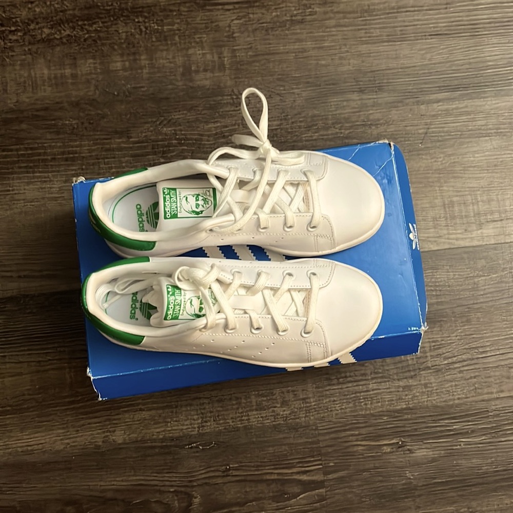 Adidas's Stan smith kids size 2 with box brand new.